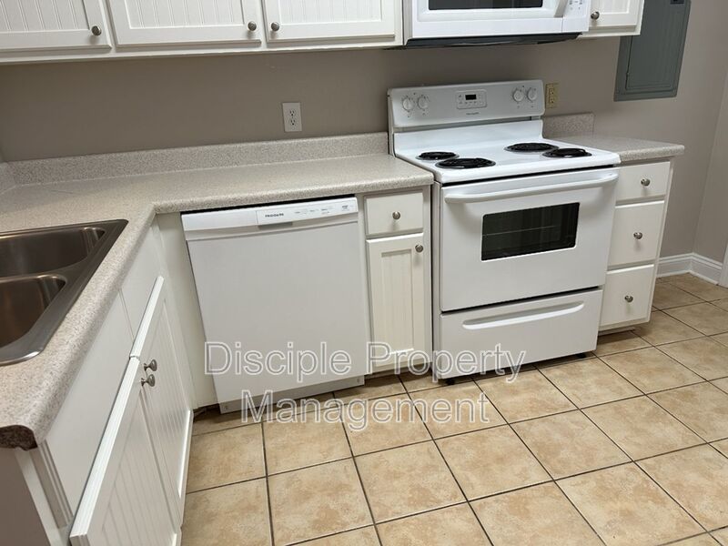 *MOVE-IN SPECIAL!* $500 off the first month's rent with a signed lease by 01/02/2026 for 66 Landing Way #11 - END UNIT! property image