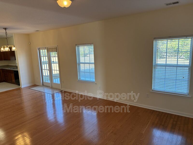 *Available Now!* 10 Evergreen Oak Drive property image