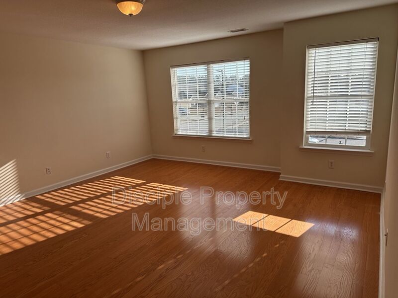 *Available Now!* 10 Evergreen Oak Drive property image