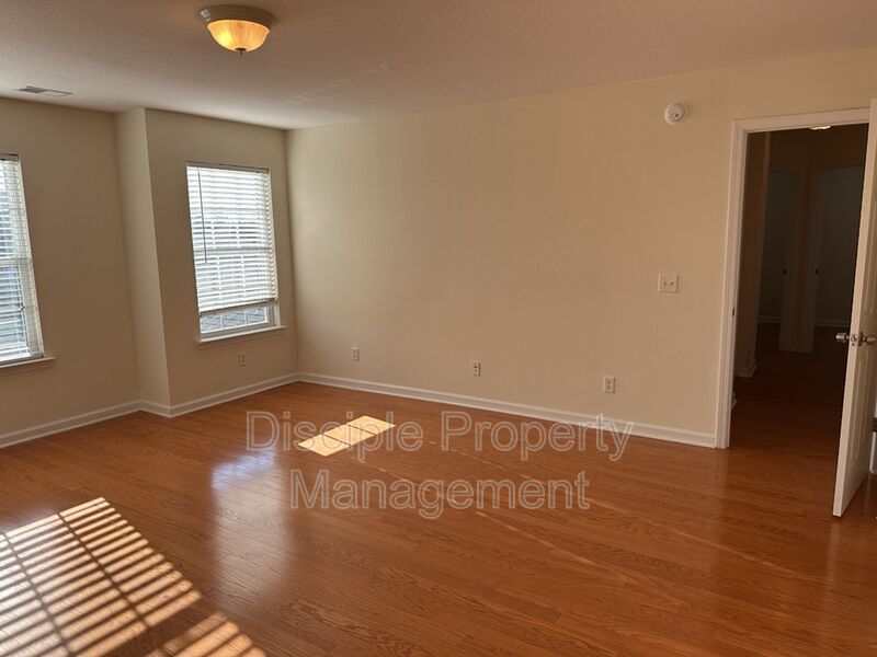 *Available Now!* 10 Evergreen Oak Drive property image